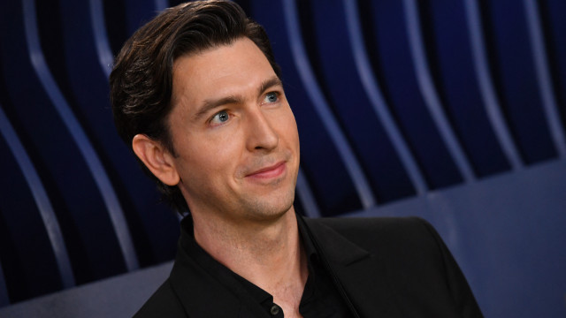 cardi-b-e-considerada-inocente-de-agressao,-cochila-em-tribunal-e-atira-caneta-em-reporter