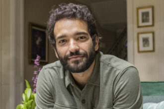 afonso-aparece-com-tres-maos-em-‘vale-tudo’-e-vira-meme