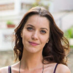 regina-duarte-deixa-evento-de-arte-em-sp-de-cadeira-de-rodas