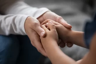 menina-de-6-anos-e-resgatada-em-sp-sem-escolaridade,-vacinas-ou-saber-falar