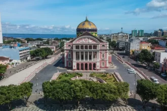 corpo-de-bombeiros-diz-que-incendio-de-grandes-proporcoes-em-manaus-esta-controlado