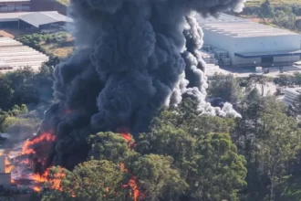 incendio-de-grandes-proporcoes-atinge-fabrica-ha-mais-de-15-horas-em-manaus