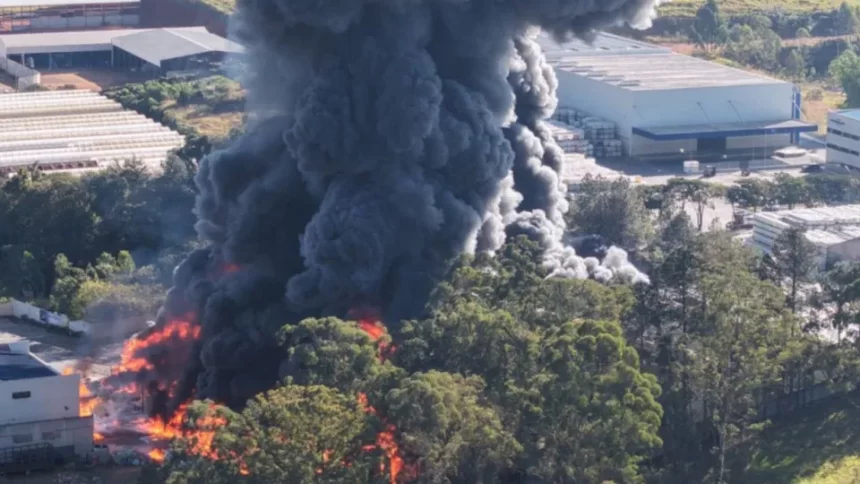 incendio-de-grandes-proporcoes-atinge-fabrica-ha-mais-de-15-horas-em-manaus