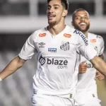 ex-santos-da-chute-no-portao-e-ataca-cameras-da-casa-da-namorada;-video