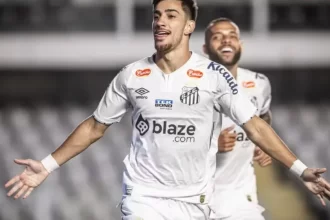 ex-santos-da-chute-no-portao-e-ataca-cameras-da-casa-da-namorada;-video