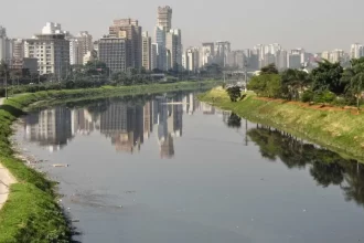 esgoto-vaza-no-rio-pinheiros-e-reparo-definitivo-so-deve-ocorrer-em-2026