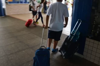 alunos-agora-sem-celular-na-escola-voltam-a-brincar-no-intervalo-e-a-ler-no-papel