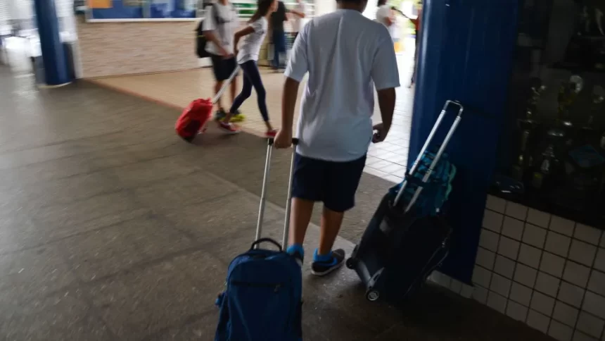 alunos-agora-sem-celular-na-escola-voltam-a-brincar-no-intervalo-e-a-ler-no-papel