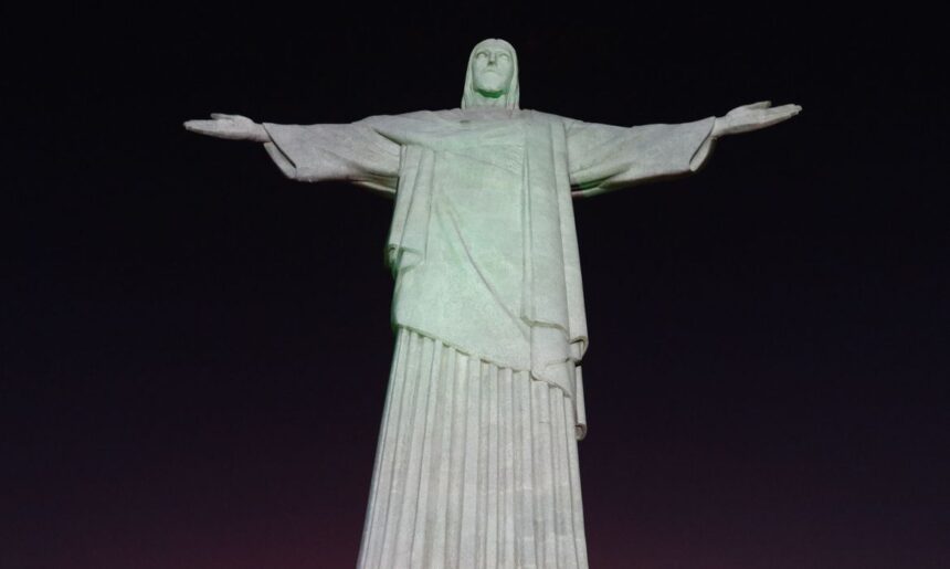 policia-investiga-homens-que-saltaram-de-paraquedas-do-cristo-redentor