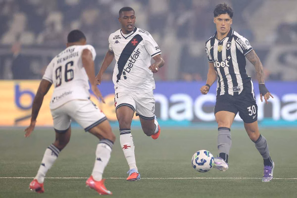 nos-penaltis,-vasco-vence-botafogo-e-vai-a-semifinal-da-copa-do-brasil
