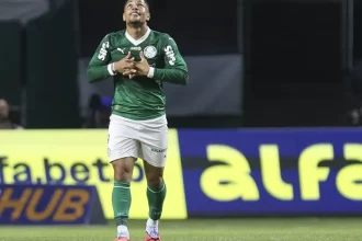 vitor-roque-faz-3,-e-palmeiras-define-no-1o-tempo-goleada-sobre-o-inter