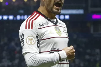 goleiro-faz-de-penalti,-gremio-arranca-empate-e-frustra-festa-do-flamengo