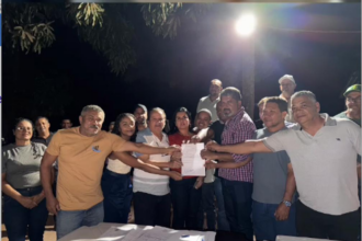 barbosa-garante-r$-500-mil-e-prefeito-assina-ordem-de-servico-para-asfaltar-distrito-de-taguatinga