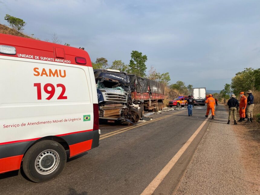 acidente-entre-caminhoes-deixa-motorista-morto-e-outro-ferido-na-to-010
