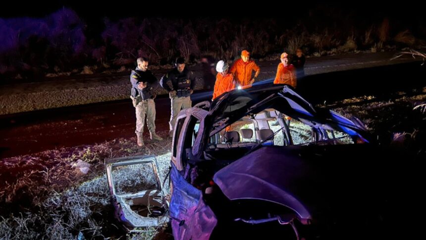 tres-pessoas-morrem-apos-serem-arremessadas-de-carro-que-capotou-na-br-153