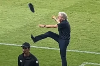 al-nassr-goleia,-mas-jorge-jesus-perde-a-cabeca-e-ate-um-sapato-‘voa’