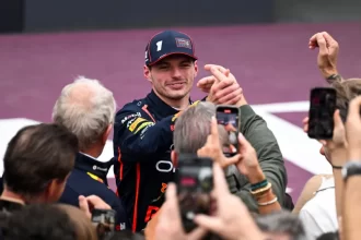 verstappen-vence-o-gp-do-azerbaijao-de-ponta-a-ponta-e-volta-a-briga-pela-taca;-bortoleto-e-11o