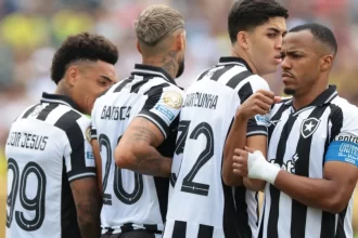 botafogo-supera-metade-do-jogo-com-um-a-menos-e-vence-atletico-mg-em-casa
