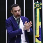 comissao-aprova-acompanhante-para-pessoa-com-autismo-ou-down-em-exame-de-direcao-veicular