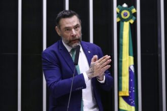 comissao-aprova-acompanhante-para-pessoa-com-autismo-ou-down-em-exame-de-direcao-veicular