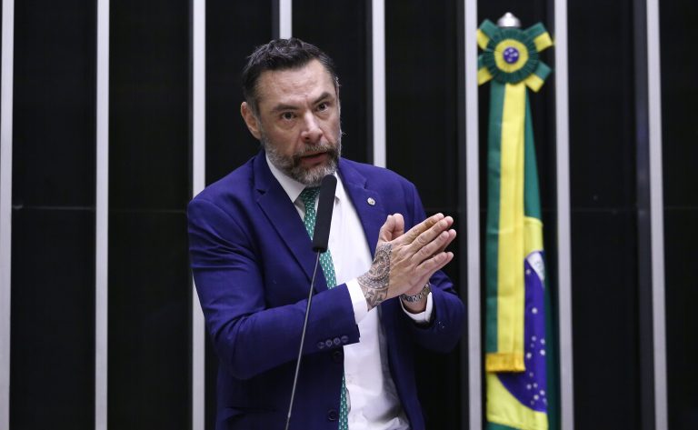 comissao-aprova-acompanhante-para-pessoa-com-autismo-ou-down-em-exame-de-direcao-veicular