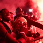 festa-por-bola-de-ouro-de-dembele-tem-fogos-na-rua-e-grito-de-guerra-na-plateia