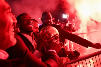 festa-por-bola-de-ouro-de-dembele-tem-fogos-na-rua-e-grito-de-guerra-na-plateia