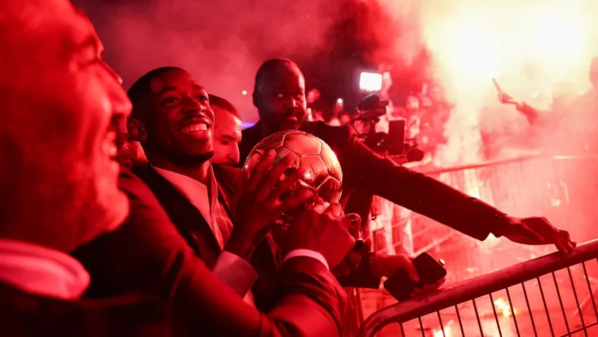 festa-por-bola-de-ouro-de-dembele-tem-fogos-na-rua-e-grito-de-guerra-na-plateia
