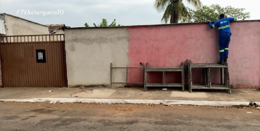 acougue-de-familia-morta-em-acidente-na-br-153-esta-fechado-em-jau-do-tocantins,-e-amigo-tenta-alimentar-caes-que-ficaram-na-casa