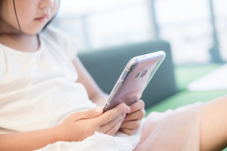 grupo-de-trabalho-debate-verificacao-etaria,-publicidade,-jogos-e-protecao-da-infancia-na-internet