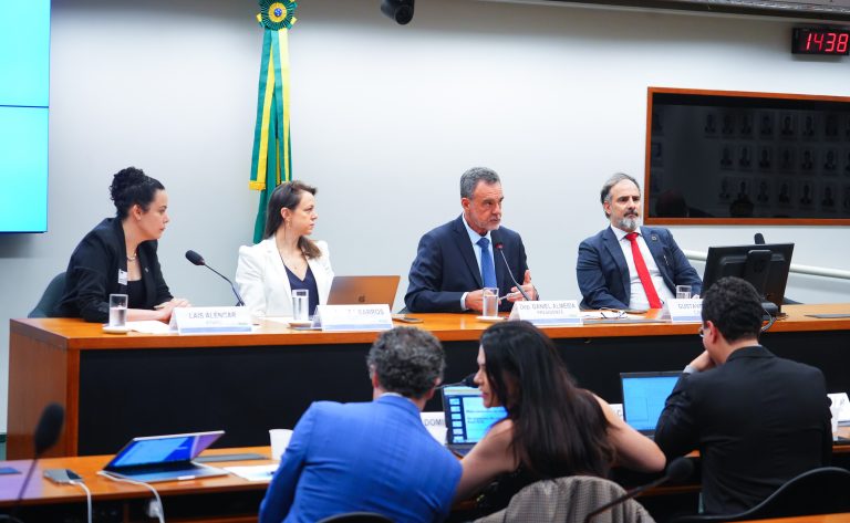 azul-e-gol-negam-processo-de-fusao-em-audiencia-na-camara