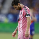 atleta-contrai-suberbacteria-comedora-de-carne-em-piscina-de-hotel