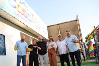 em-alianca,-claudia-lelis-participa-da-inauguracao-da-casa-tea-ao-lado-do-prefeito-elves*