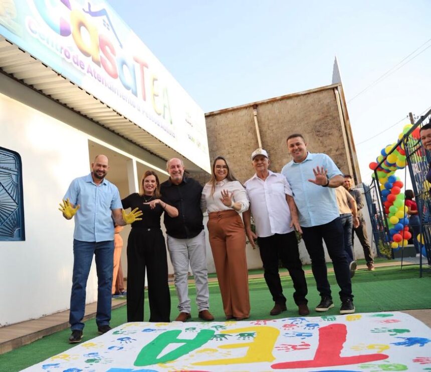 em-alianca,-claudia-lelis-participa-da-inauguracao-da-casa-tea-ao-lado-do-prefeito-elves*