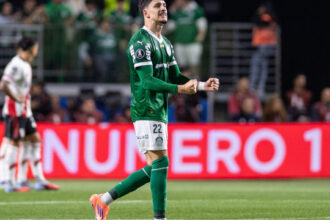 lewis-hamilton-de-luto-pelo-‘iconico’-roscoe:-“morreu-nos-meus-bracos”