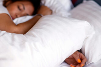 dormir-mal-pode-envelhecer-o-cerebro-em-ate-um-ano,-aponta-estudo