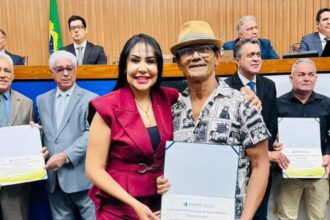 em-sessao-solene-da-aleto,-janad-valcari-presta-homenagem-ao-artista-renato-moura