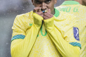 ao-tribunal-da-conmebol,-bruno-henrique-se-desculpa-e-explica-gesto-obsceno