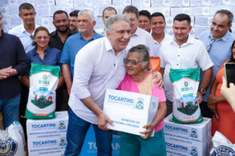 governador-laurez-moreira-entrega-800-kits-de-sementes-do-programa-mesa-farta-para-agricultores-familiares-de-araguatins