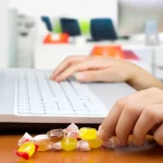 crianca-e-internada-apos-comer-balas-oferecidas-por-desconhecido-em-shopping-de-sp