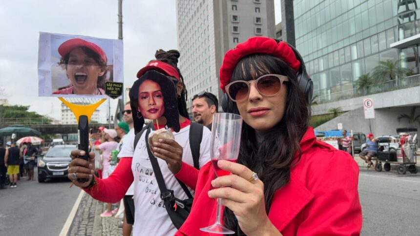 quem-matou-odete?-inspirado-em-‘vale-tudo’,-debora-bloco-desfila-em-carnaval-fora-de-epoca-no-centro-do-rio