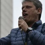 vou-me-preocupar-quando-falsificarem-a-coca-cola,-diz-tarcisio-sobre-bebidas-adulteradas