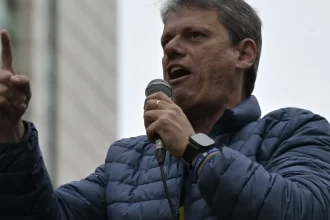 vou-me-preocupar-quando-falsificarem-a-coca-cola,-diz-tarcisio-sobre-bebidas-adulteradas