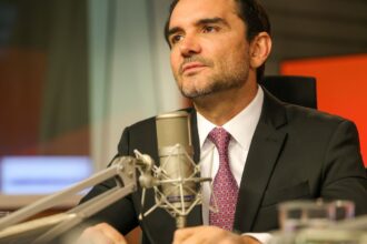 dois-ministros-sao-afastados-de-partidos-por-continuarem-no-governo