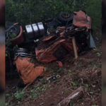 caminhoneiro-fica-ferido-apos-perder-o-controle-de-carreta-em-curva-e-capotar-na-to-080