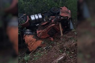 caminhoneiro-fica-ferido-apos-perder-o-controle-de-carreta-em-curva-e-capotar-na-to-080