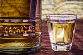 cachaca-contaminada-por-metanol-deixou-37-mortos-na-bahia-em-1999;-relembre-outros-casos