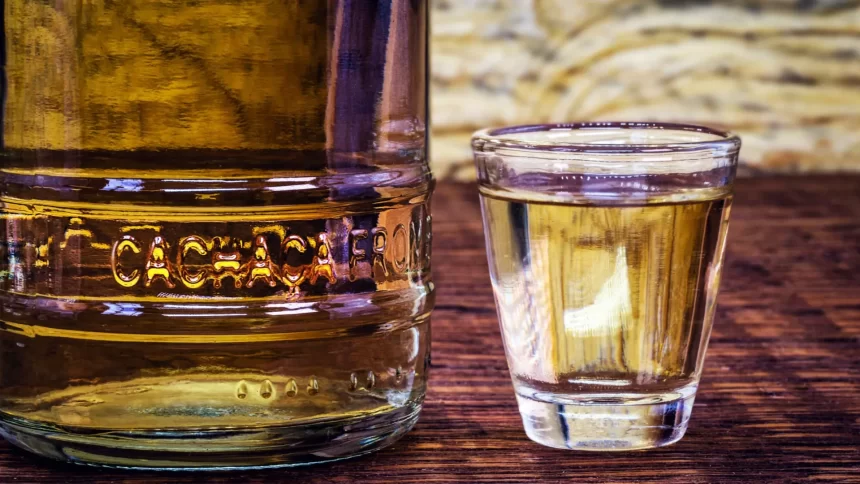 cachaca-contaminada-por-metanol-deixou-37-mortos-na-bahia-em-1999;-relembre-outros-casos