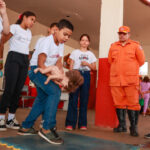 bombeiros-realizam-dia-de-brincadeiras-em-homenagem-ao-dia-das-criancas-na-1a-cibm-de-taquaralto