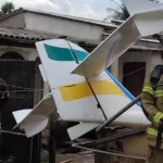 aviao-de-pequeno-porte-cai-e-atinge-casa-em-goiania,-e-piloto-sobrevive